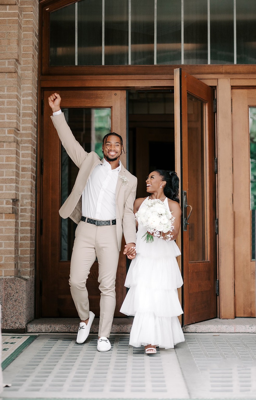 Simone Biles vestida de noiva ao lado do marido Jonathan Owens — Foto: Reprodução