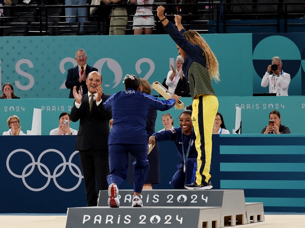 Biles e Childs reverenciam Rebeca no pódio, Olimpíadas — Foto: Mike Blake/Reuters