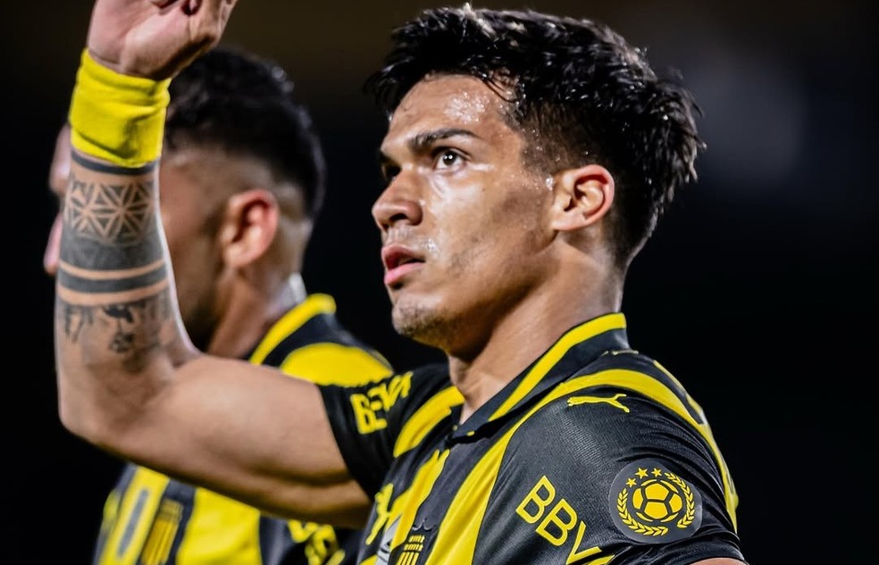 Matías Arezo está emprestado pelo Grêmio ao Peñarol até dezembro deste ano e tem contrato com o Grêmio até dezembro de 2028