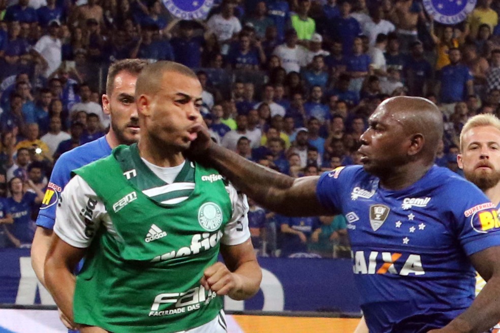 Mayke, do Palmeiras, e Sass&aacute;, do Cruzeiro, brigam ap&oacute;s jogo v&aacute;lido pela semifinal da Copa do Brasil &mdash; Foto: Fernando Calzzani / Photopress / Estad&atilde;o Conte&uacute;do