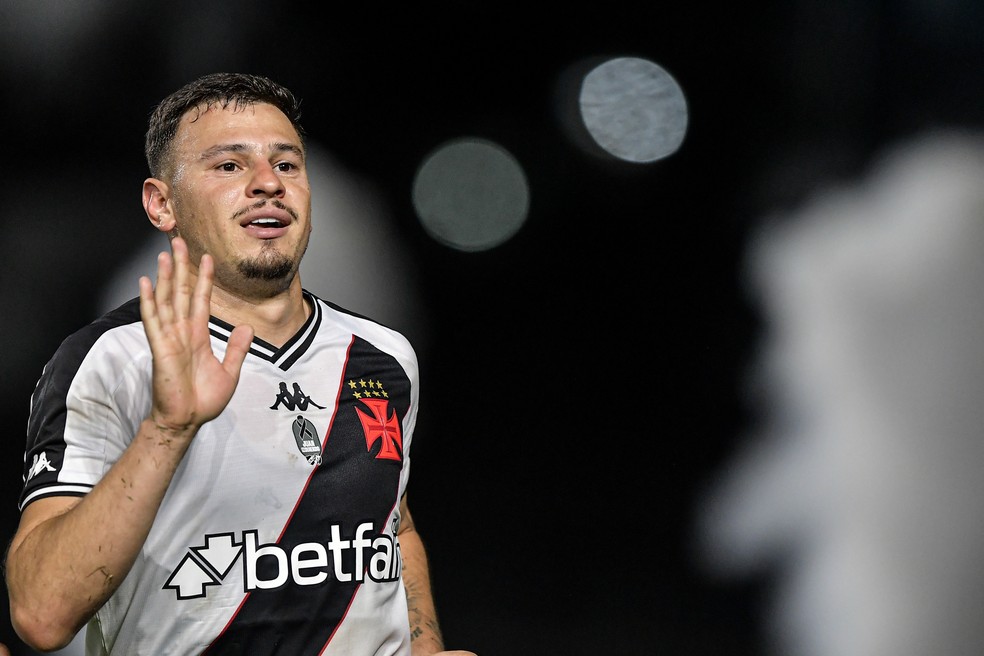 Hugo Moura comemora gol em Vasco x Athletico-PR � Foto: Thiago Ribeiro/AGIF