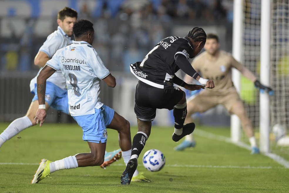 Tchê Tchê e Edenilson em Vasco x Grêmio