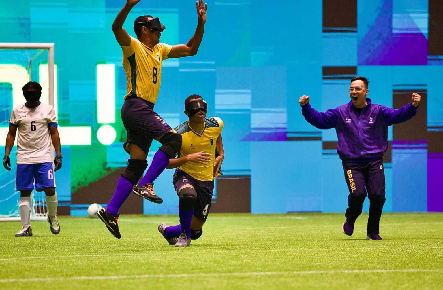 Jogadores da seleção brasileira levantando o troféu da Copa América de futebol de cegos