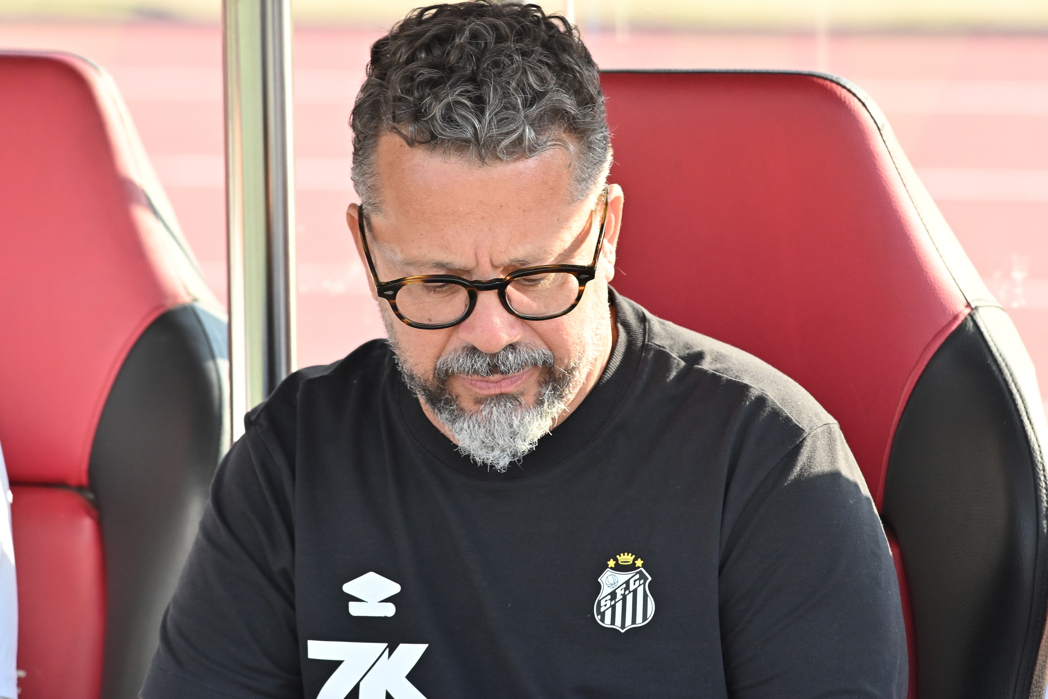 Santos demite Cleber Xavier