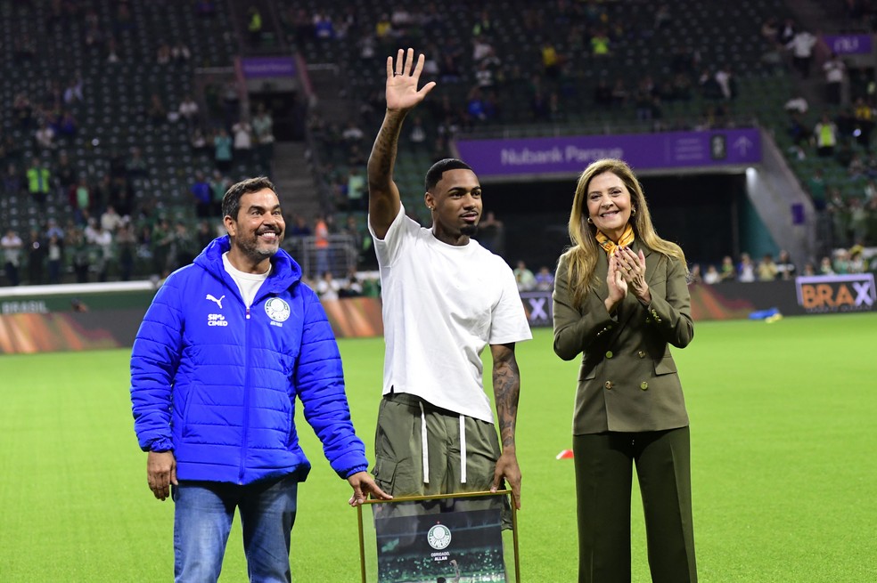 Allan recebe a homenagem das m�os de Leila Pereira e Jo�o Paulo Sampaio, do Palmeiras � Foto: Marcos Ribolli