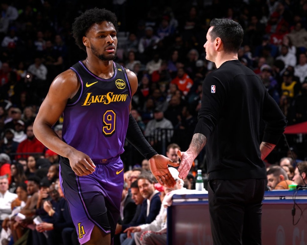 Bronny James cumprimenta JJ Redick em jogo do Los Angeles Lakers — Foto: Getty Images