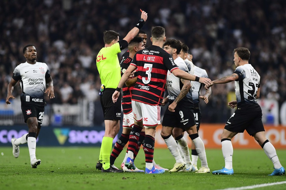 Yuri Alberto é expulso m Corinthians x Flamengo — Foto: Marcos Ribolli