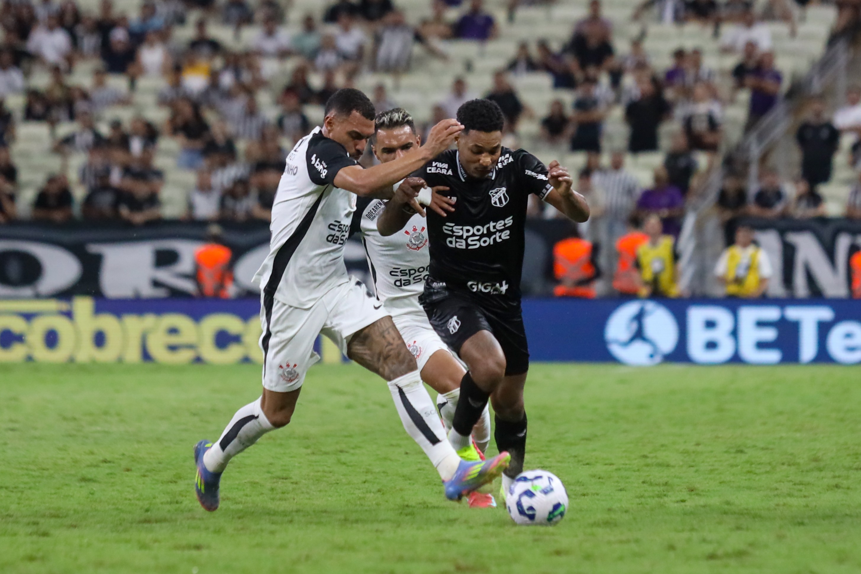 Matheuzinho suspenso para clássico contra o São Paulo no Corinthians