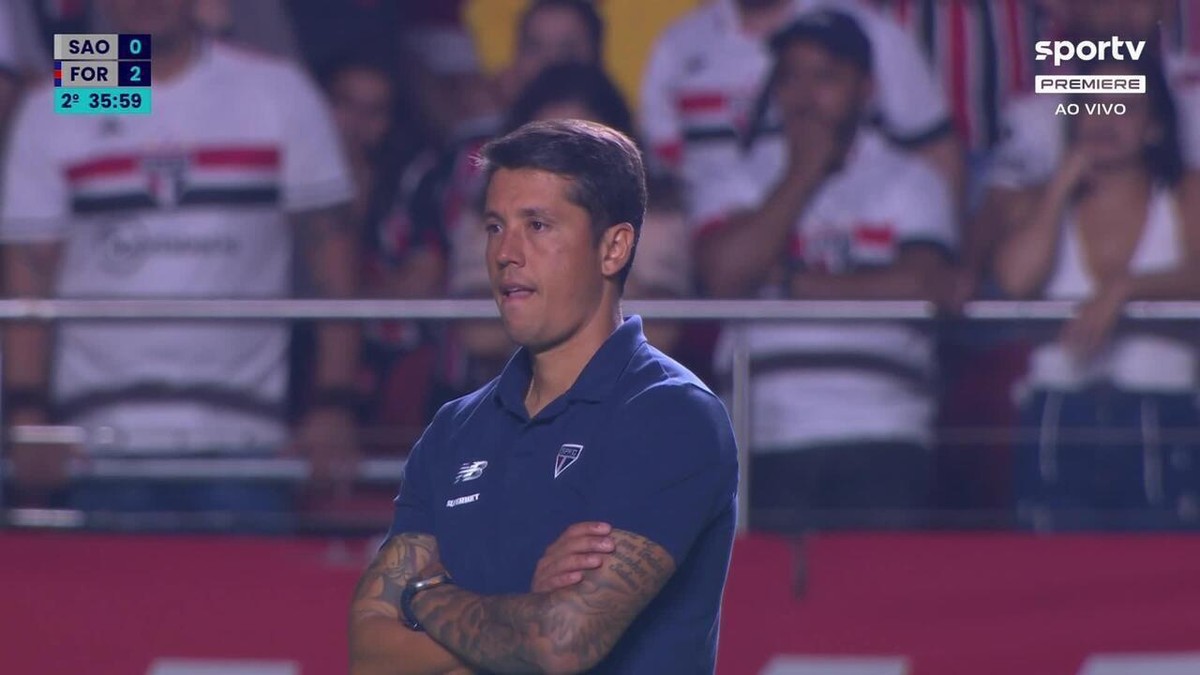 Thiago Carpini ouve críticas em derrota do São Paulo no futebol brasileiro.