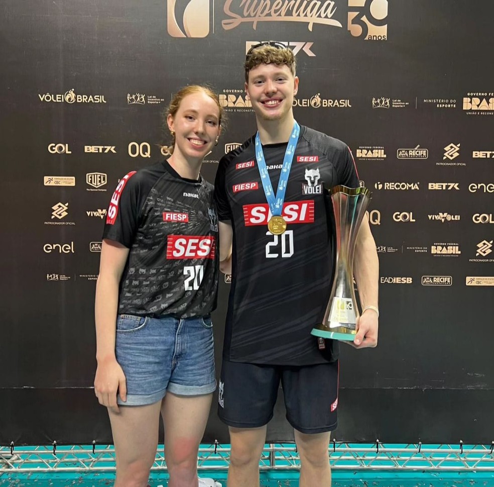 Julia e Lukas Bergmann após a final da Superliga Masculina 2023/24 — Foto: Reprodução/Instagram