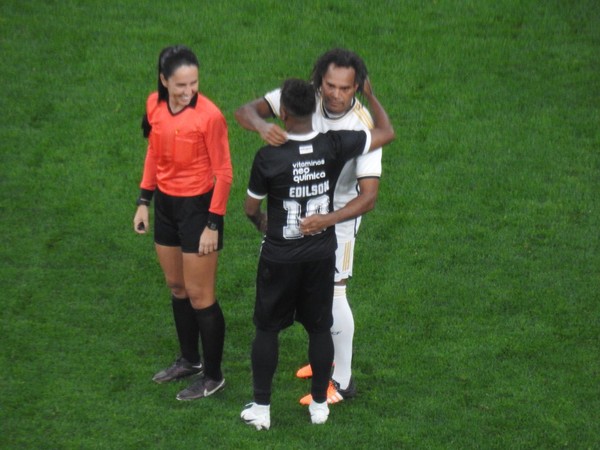 Edilson reencontra vítimade caneta em amistoso do Corinthians: 'Zerou tudo'  - ESPN