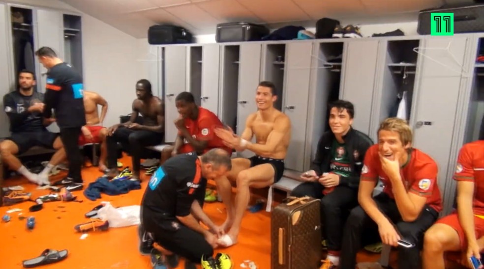 Josué ao lado de Cristiano Ronaldo após vitória de Portugal na Suécia