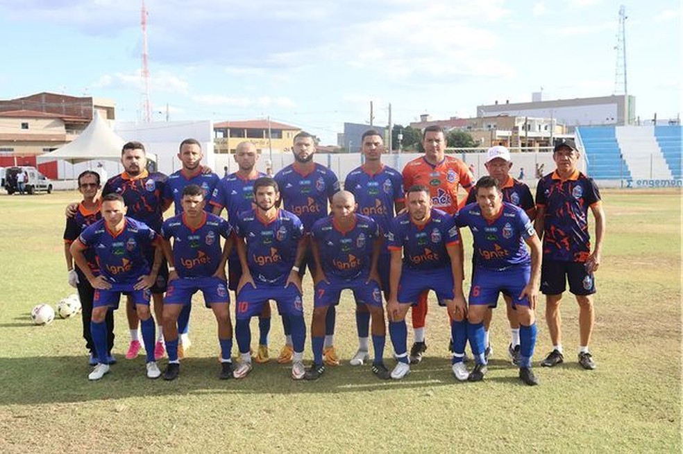 Elenco do Cruzeiro-PB após a primeira vitória na 3ª divisão — Foto: Divulgação / Cruzeiro-PB
