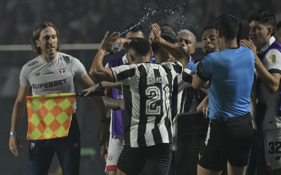 Marçal em confusão entre São Paulo e Botafogo pela Libertadores — Foto: NELSON ALMEIDA / AFP