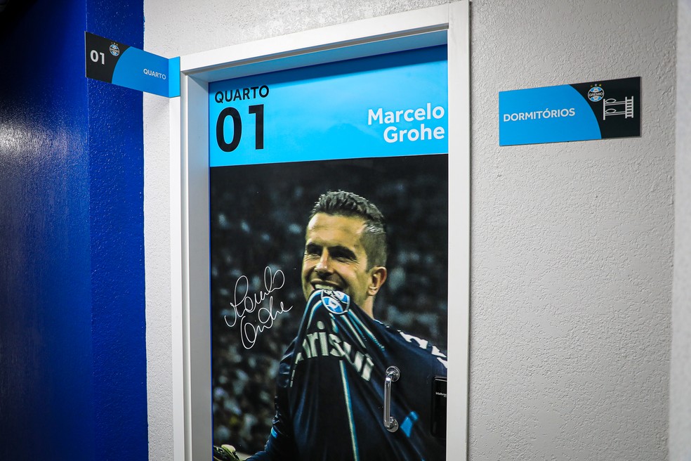 Portas dos quartos no alojamento da base do Grêmio têm fotos de ídolos formados no clube — Foto: Angelo Pieretti / Grêmio FBPA