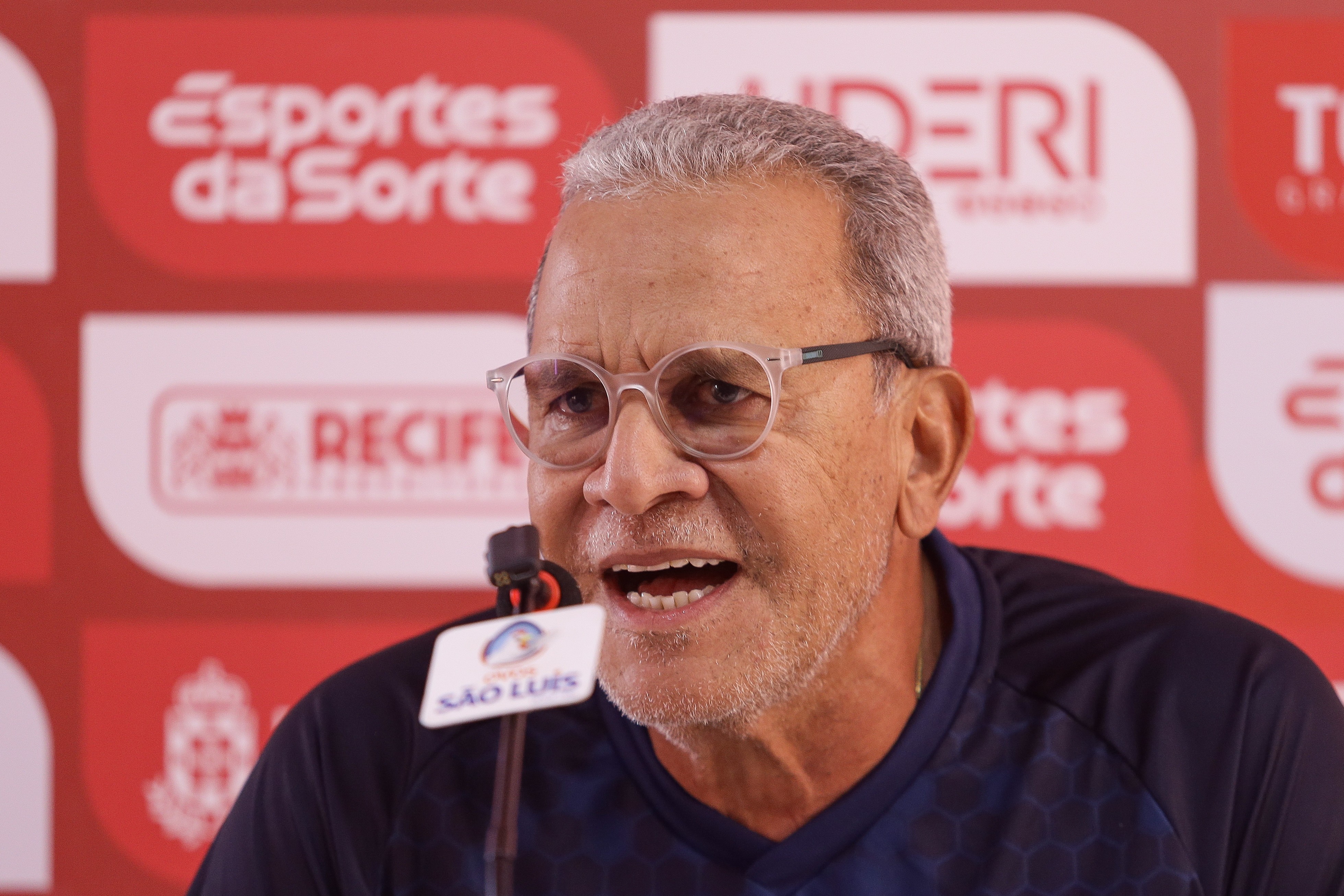 Alvo de protesto no Náutico, Hélio diz: "Em 42 anos de bola, nunca dei abertura para organizada"