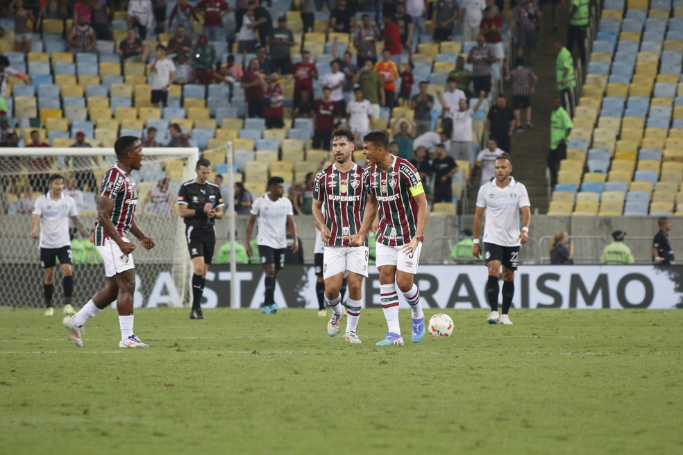 Thiago Silva comemora gol na vitória do Fluminense por 2 a 1 sobre o Grêmio