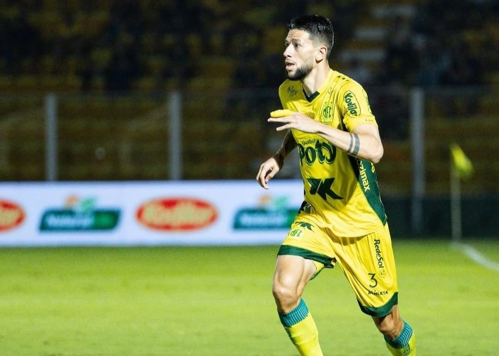 Jemmes, zagueiro do Mirassol em jogo pelo Brasileirão — Foto: JP Pinheiro / Agência Mirassol