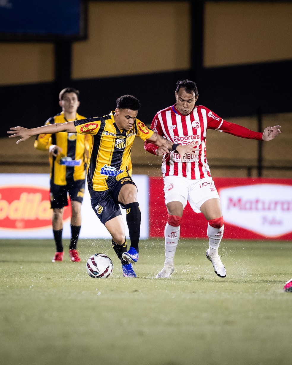 Jogadores do Novorizontino em lance durante a partida contra o Náutico