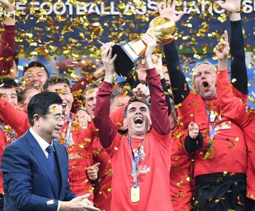Oscar ergue troféu de campeão chinês da atual temporada — Foto: Arquivo Pessoal