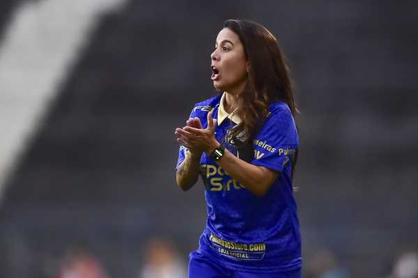 Mulher faz história ao ser a primeira técnica a vencer Dérbi Palmeiras x Corinthians.