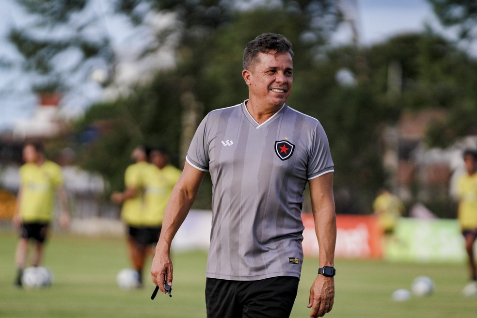 Evaristo Piza no Barra e passagens pelo Botafogo-PB