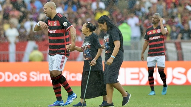 Adriano com a mãe e a avó no gramado do Maracanã