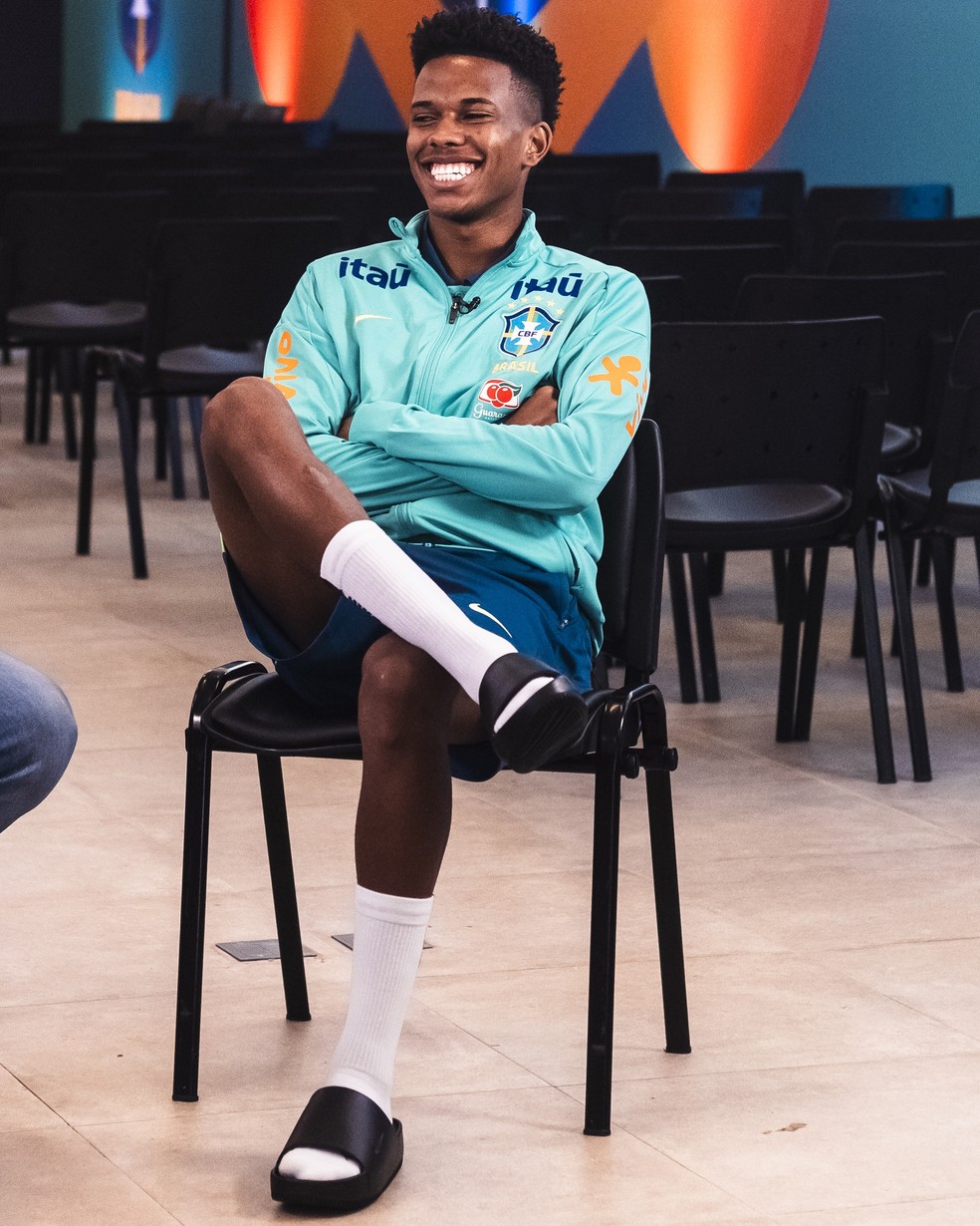 Estêvão, sorridente, em entrevista ao ge.globo — Foto: Léo Sguaçabia/ SGUACABIAFOTO