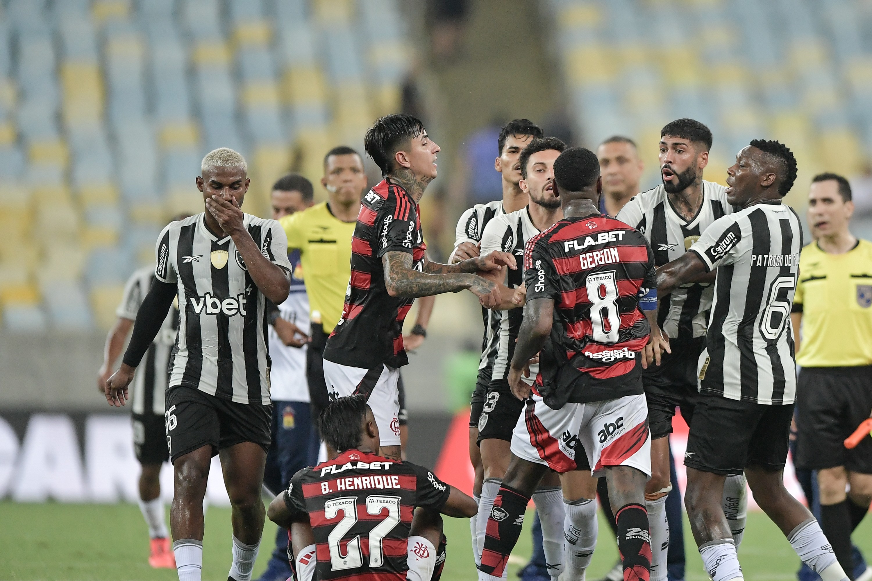 CASTIGO SEVERO? Julgamento impõe punições a Barboza, Cleiton e Alex Telles após briga no clássico.