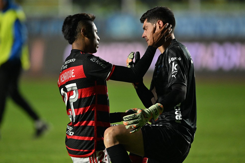 Bruno Henrique e Lampe depois de Bolivar x Flamengo — Foto: AIZAR RALDES / AFP