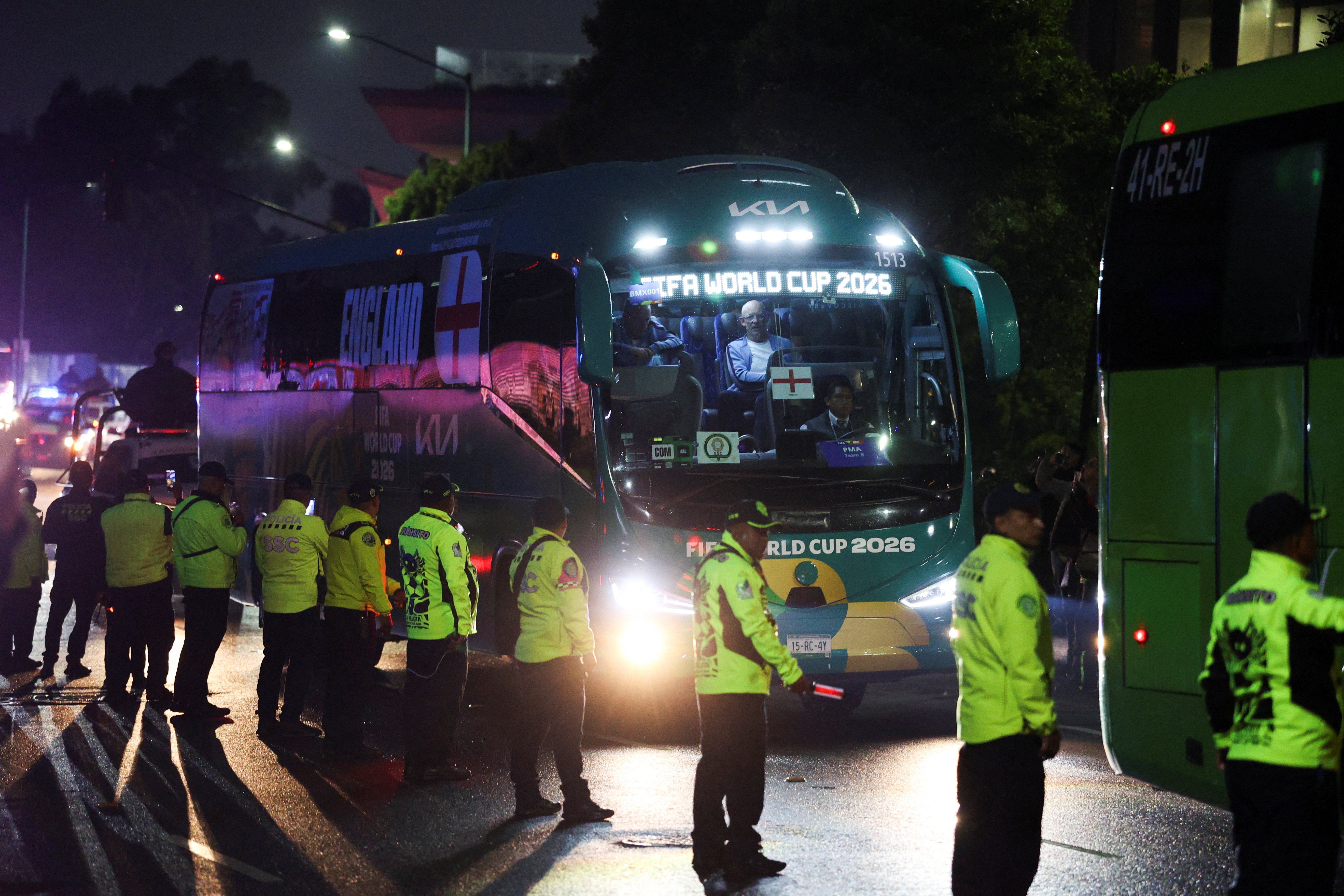 Com forte esquema de segurança, Inglaterra é recebida com vaias e gritos de México em hotel