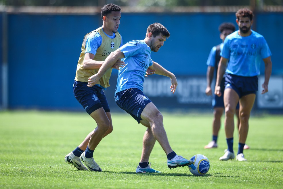 Kannemann e Gustavo Martins em treino do Grêmio — Foto: Lucas Uebel/Divulgação Grêmio