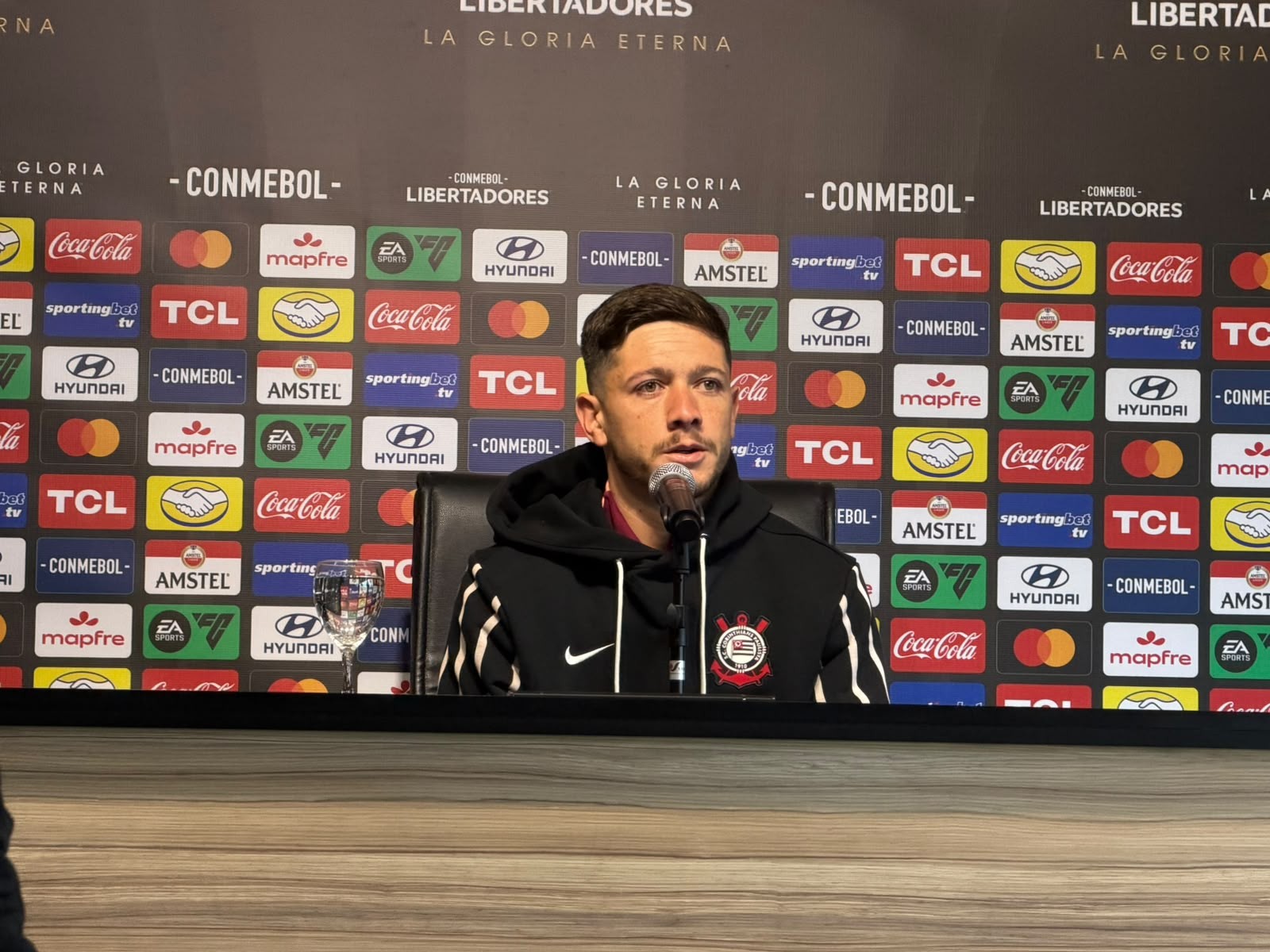 Garro blinda elenco de polêmica entre Corinthians e Memphis: "Situação que não controlamos"