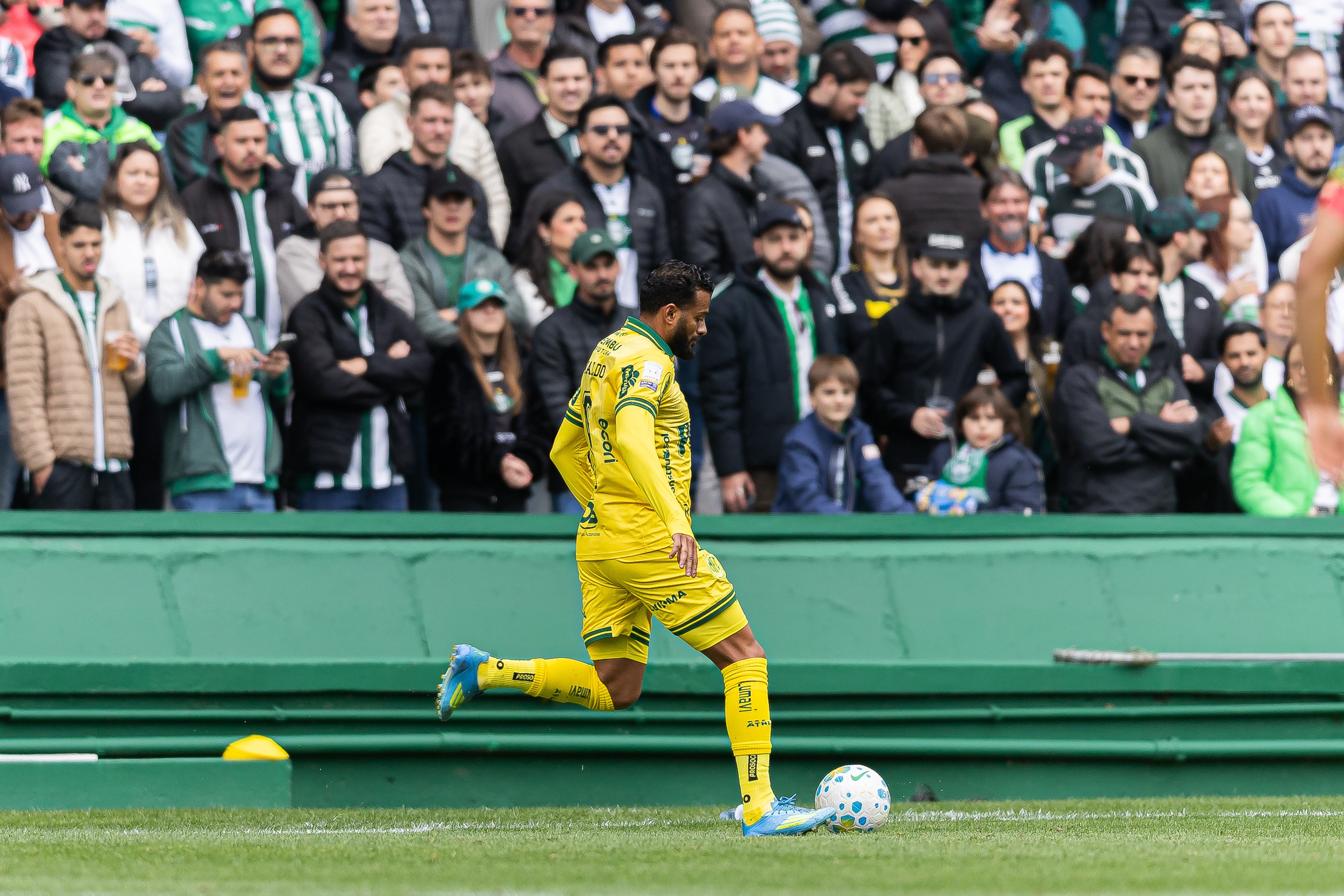 Reinaldo detona arbitragem em Coritiba x Mirassol: "Vamos falar com eles, é uma 'perna' danada"