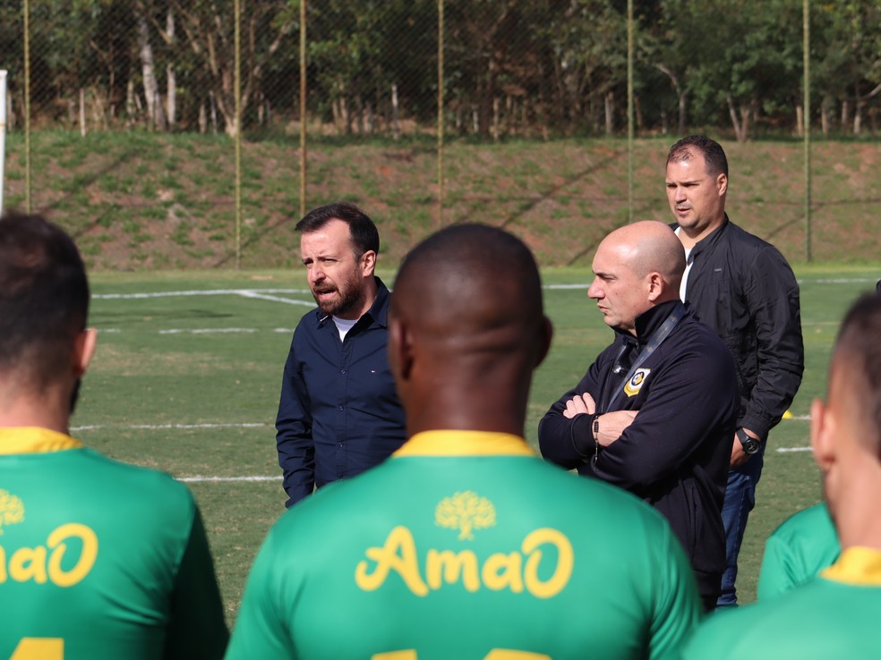 Lucas Andrino, executivo de futebol, e Márcio Zanardi em conversa com o elenco do São Bernardo — Foto: Gabriel Goto/São Bernardo