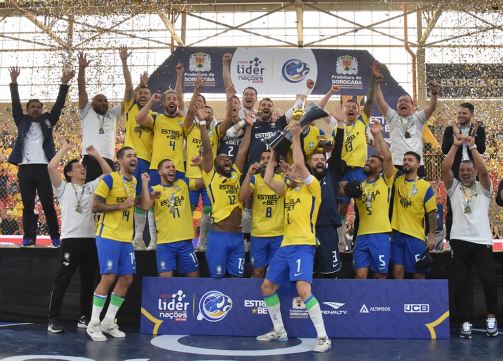 Seleção brasileira levanta a taça da Copa das Nações de futsal — Foto: Danilo Camargo