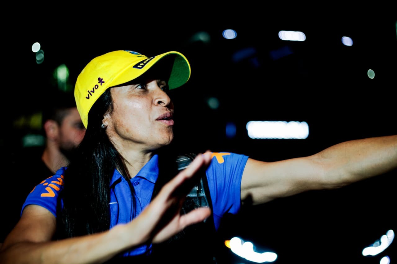 Com Marta "regendo" orquestra, seleção feminina chega a Fortaleza para amistoso com EUA