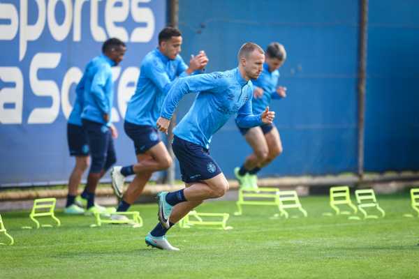 Grêmio busca reposição de zagueiros titulares durante pausa no calendário.