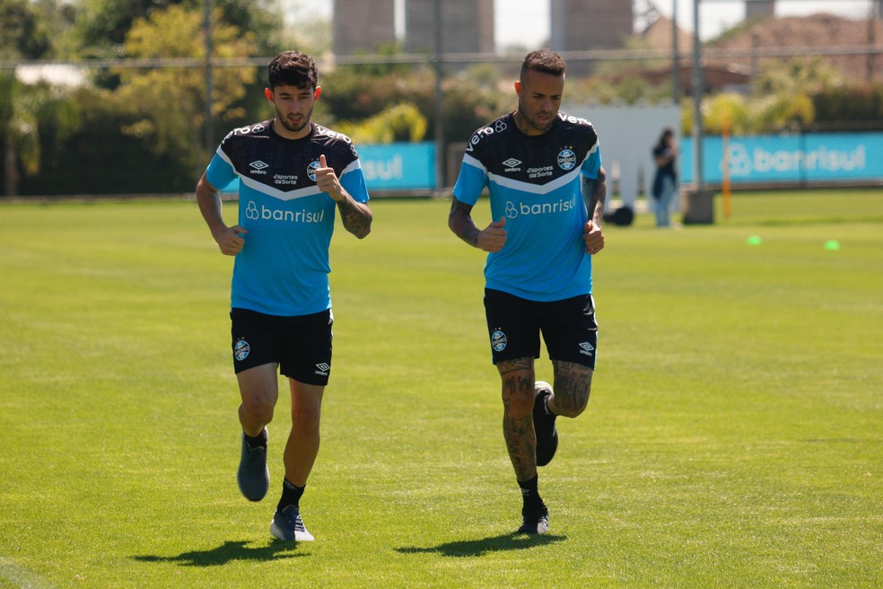 Villasanti e Luan correm no gramado em treino do Grêmio — Foto: João Victor Teixeira