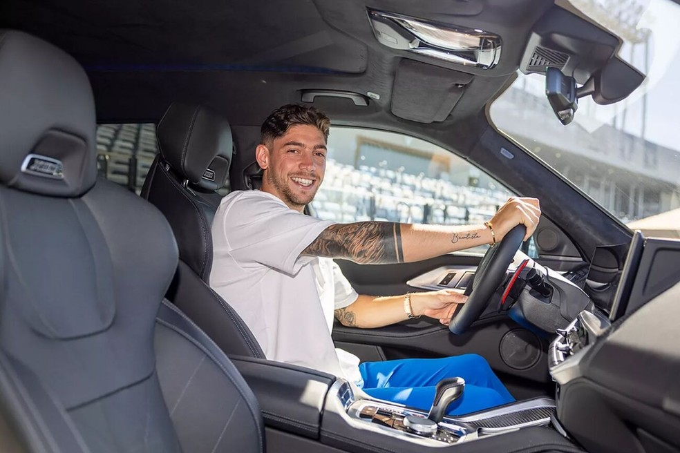 Valverde posa dentro do carro de luxo que recebeu da patrocinadora do Real Madrid — Foto: Reprodução