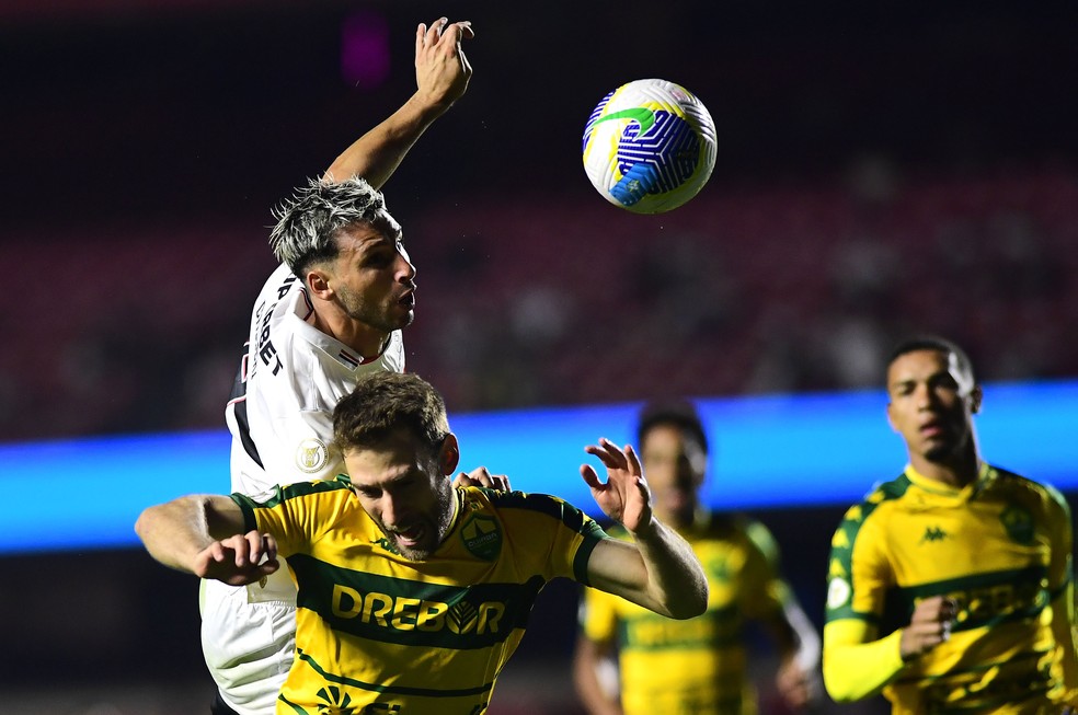 Calleri disputa a bola em São Paulo x Cuiabá — Foto: Marcos Ribolli