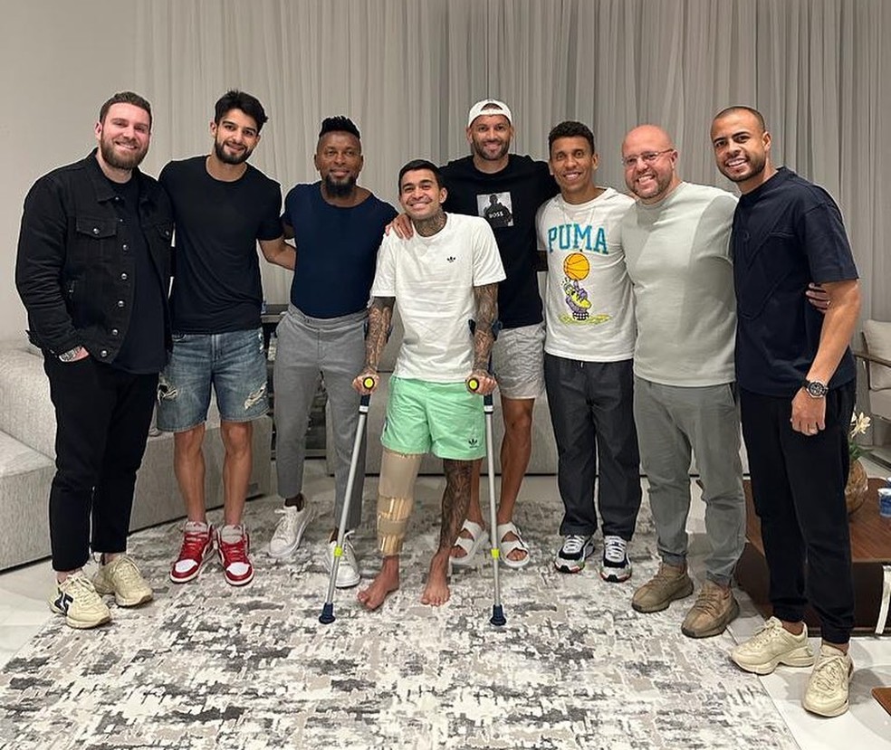 Jogadores do Palmeiras e Zé Roberto visitam Dudu após cirurgia no joelho — Foto: Reprodução/Instagram