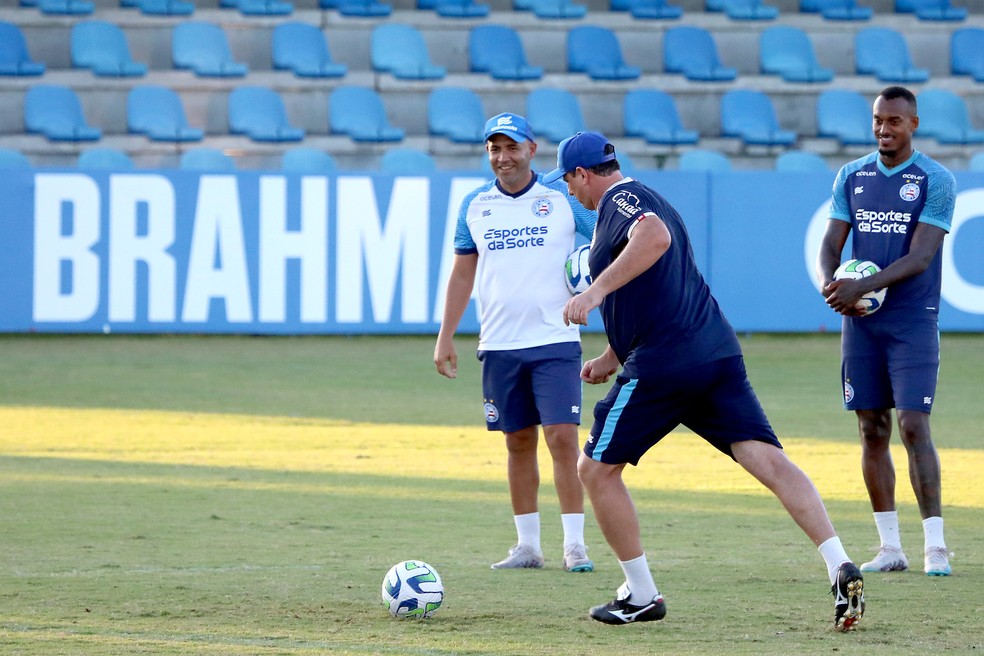 Goleiros do Bahia treinam cobranças de falta em trabalho com Rogério Ceni 