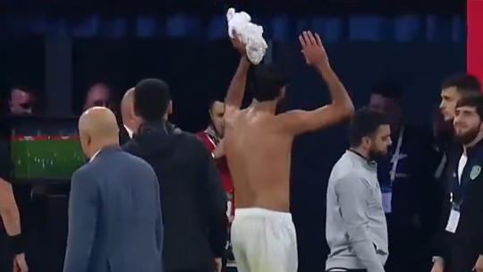 Zagueiro é expulso na Rússia, joga camisa para torcedor, mas a pede de volta após revisão do VAR; vídeo - Zagueiro tunisiano Nader Ghandri presenteou fã após o término da partida com o Zenit, pela Copa da Rússia