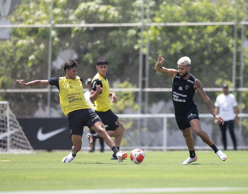 Rafa Venâncio em treino com o elenco profissional do Corinthians — Foto: Rodrigo Coca/Agência Corinthians