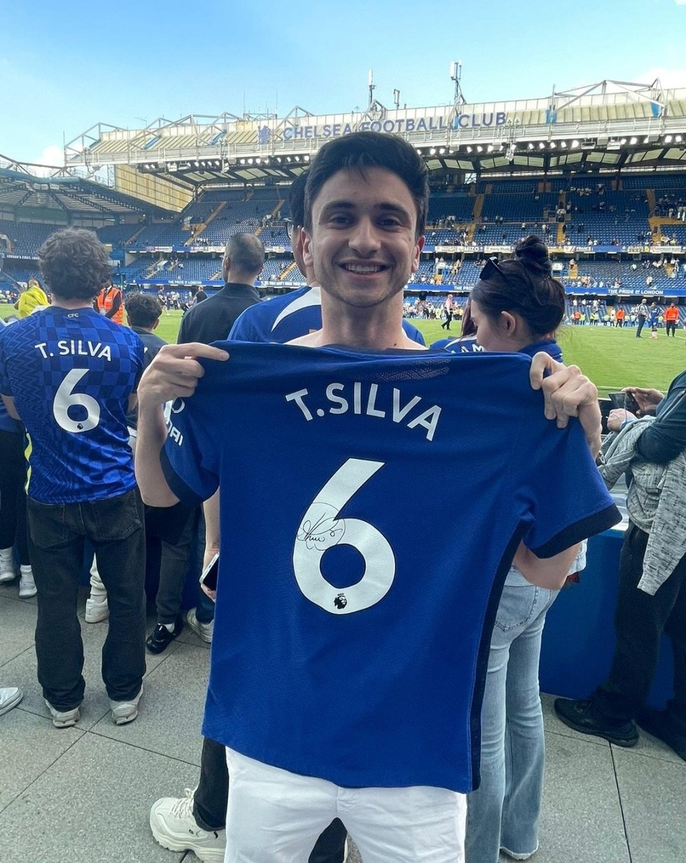 Theo Milki com a camisa de Thiago Silva autografada do Chelsea — Foto: Arquivo Pessoal