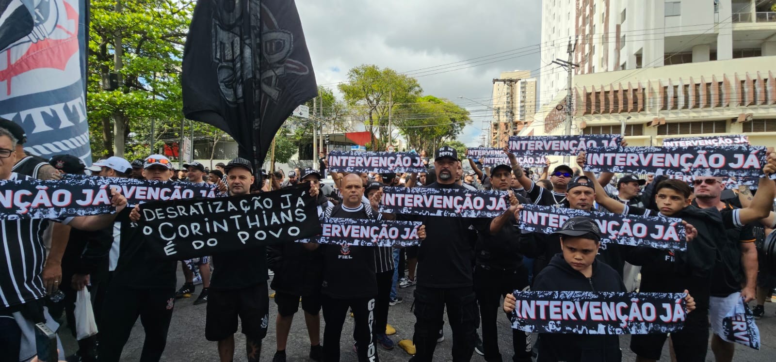 Torcida do Corinthians exige intervenção judicial em protesto histórico