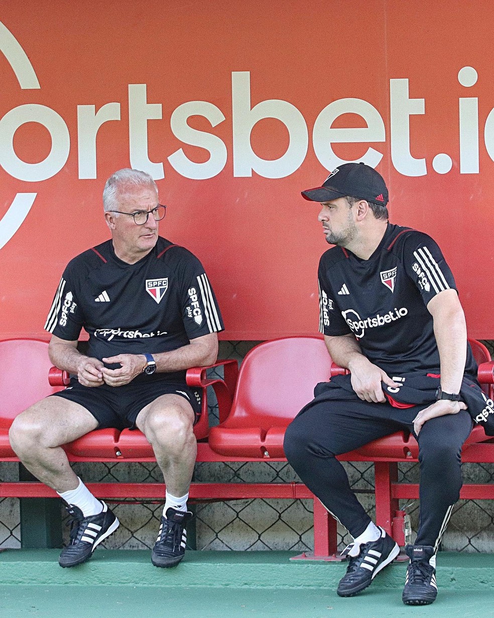 Dorival Júnior conversa com o auxiliar Lucas Silvestre em treino do São Paulo — Foto: São Paulo FC