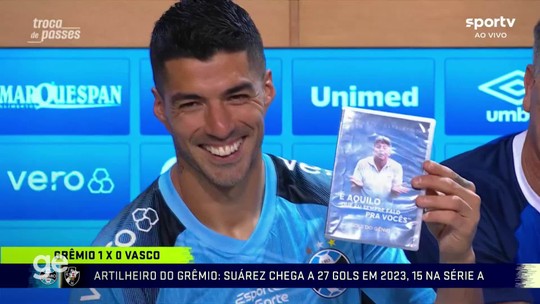 Renato entrega DVD com gols dele a Luis Suárez - Programa: Troca de Passes 