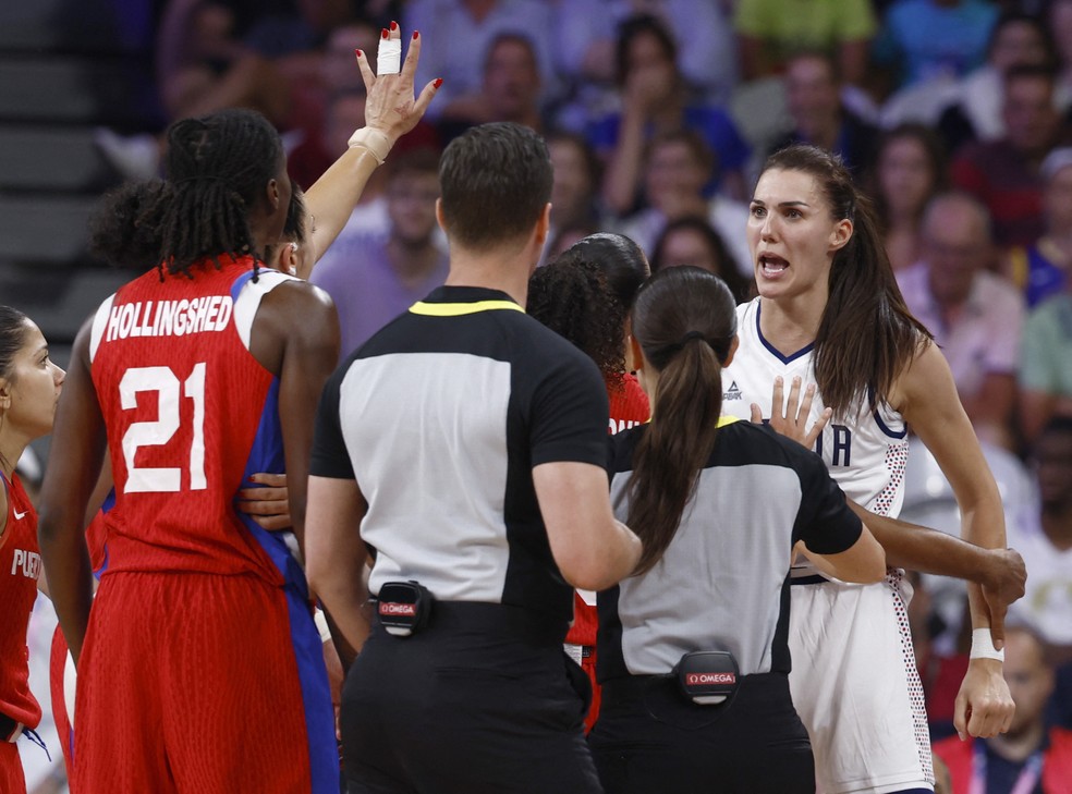 Dragana Stankovic, da S&eacute;rvia, e Mya Hollingshed, de Porto Rico, discutem ap&oacute;s se enroscarem em lance no basquete feminino, nos Jogos Ol&iacute;mpicos de Paris 2024 &mdash; Foto: REUTERS/Evelyn Hockstein